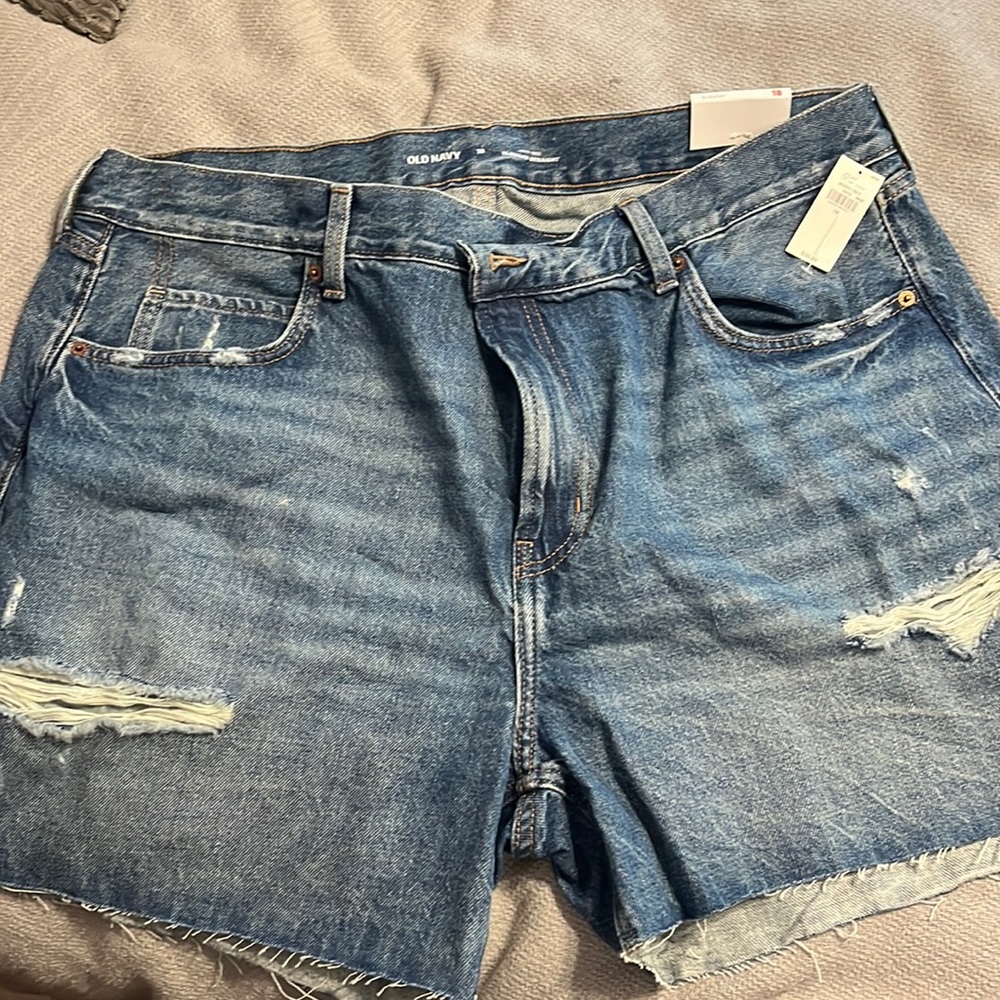 Woman’s Old Navy “Slouchy” High rise shorts.